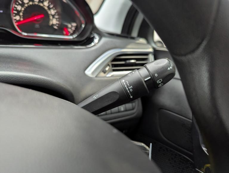 2015 Peugeot 208 1.2 VTi Active 5dr HATCHBACK Petrol Manual