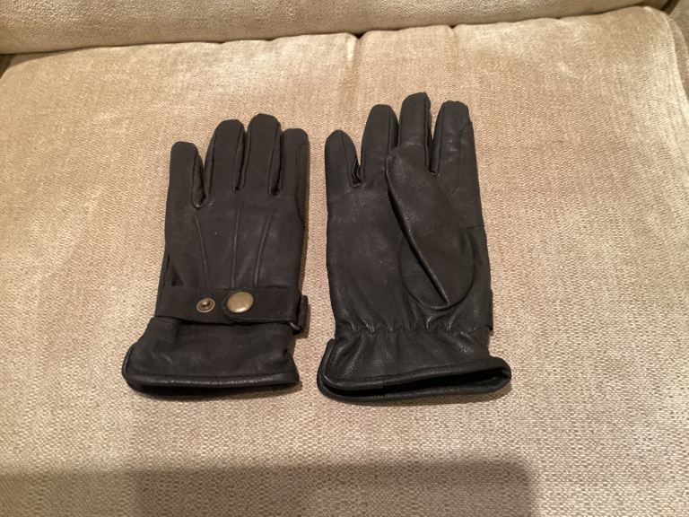 SOFT BLACK LEATHER RIDING GLOVES (NEVER WORN)