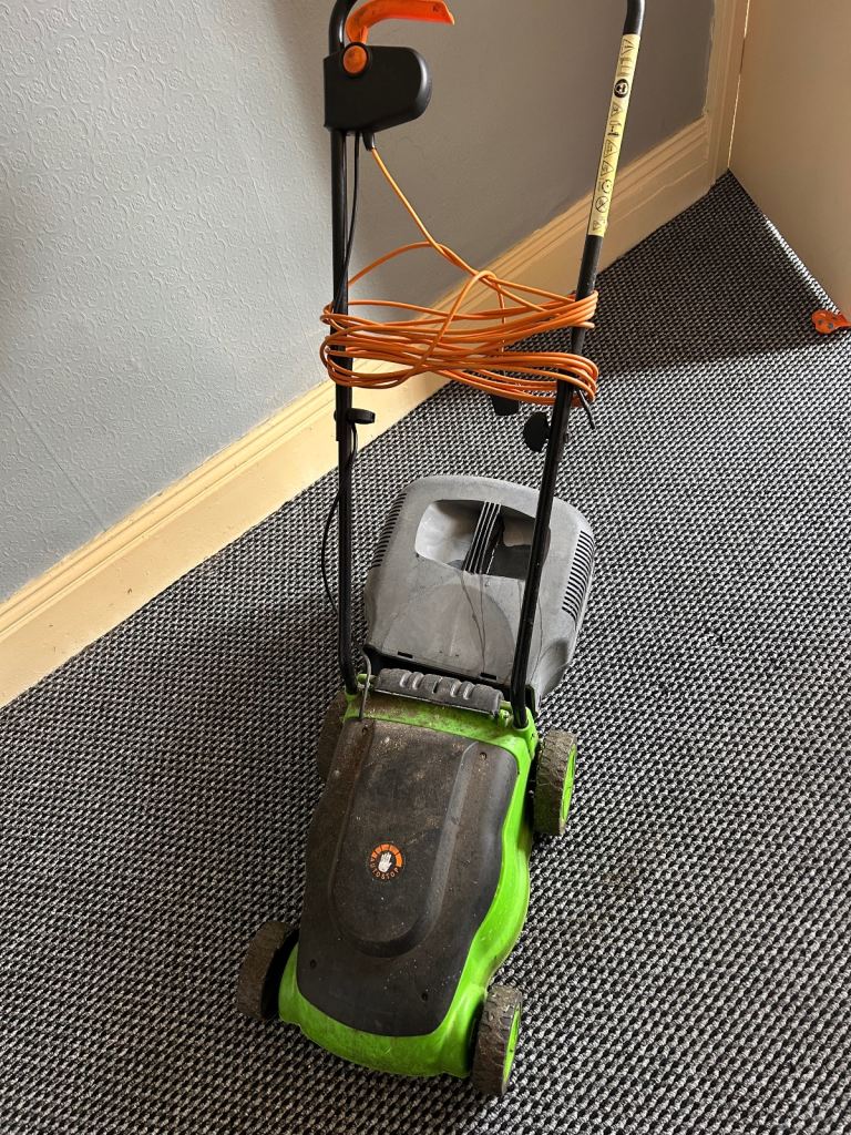 Electric lawnmower with collector £35