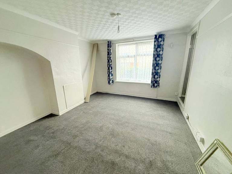 Two Bedroom with Two Toilet House available to let at Goresbrook Road Dagenham RM9,