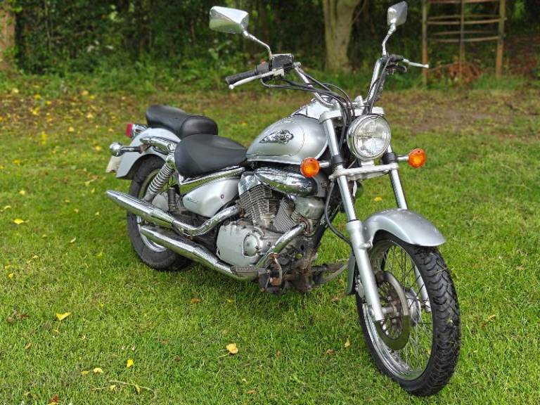 12 months MOT 2003 Suzuki Intruder 125cc CBT learner commuter bike silver
