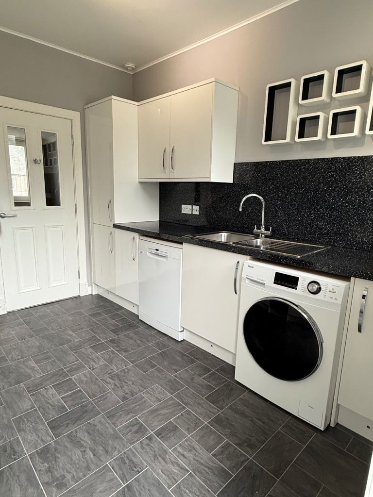 3 bedrooms ground floor self contained flat Aberdeen Kincorth 
