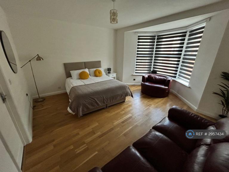 2 bedroom flat in Bromham Road, Bedford, MK40 (2 bed) (#2957434)