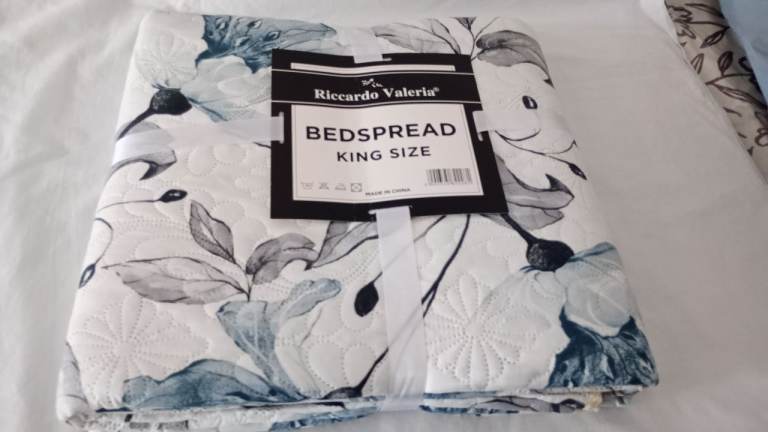 1 white  quilted bed spread Ricardo velaria brand king size