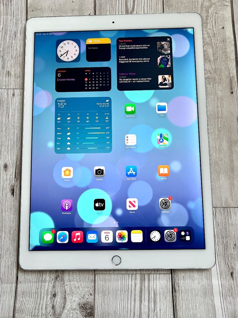 Apple iPad Pro 12.9” 128GB Silver 1st Generation with charging cable