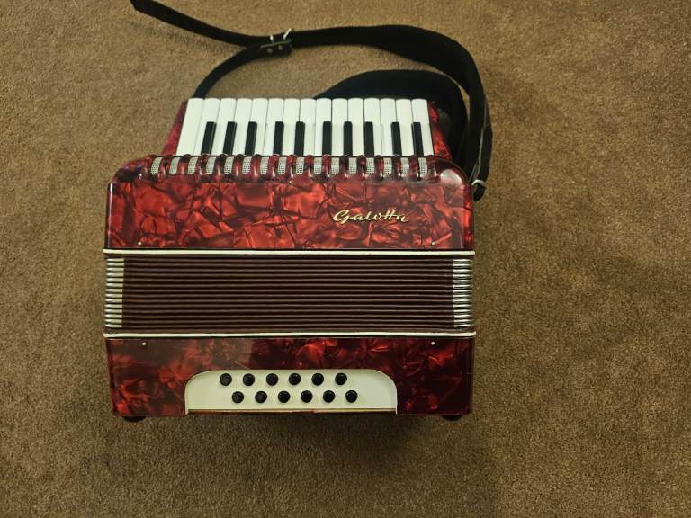Galotta 12 bass accordian