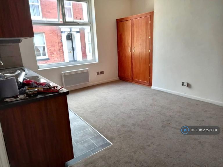 1 bedroom flat in Bank Square, Southport, PR9 (1 bed) (#2753006)
