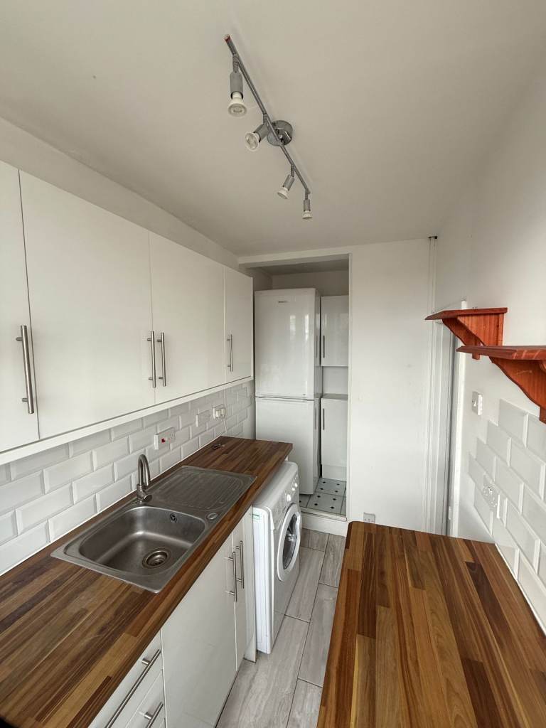 Modern 1-Bedroom Flat for Sale Near Reading Town Centre – Guide Price £203,900