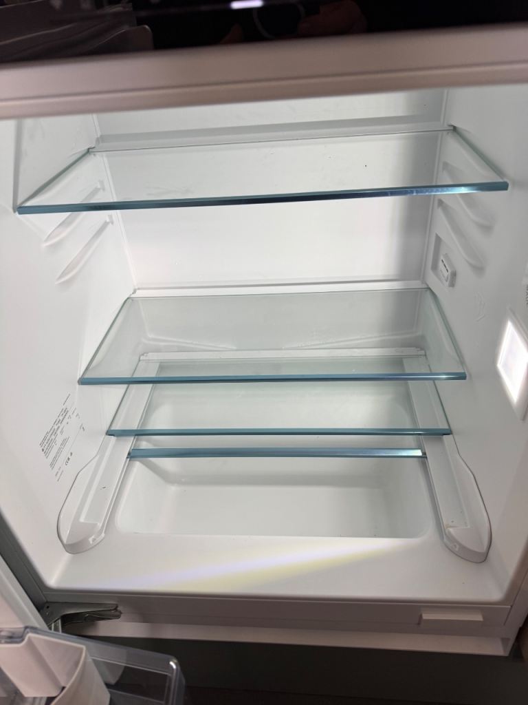 Under counter refrigerator 