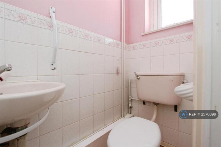 3 bedroom house in Prince Charles Avenue, Minster On Sea, Sheerness, ME12 (3 bed) (#2570398)