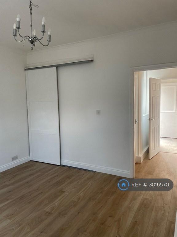 2 bedroom flat in Baron Road, Dagenham, RM8 (2 bed) (#3016570)