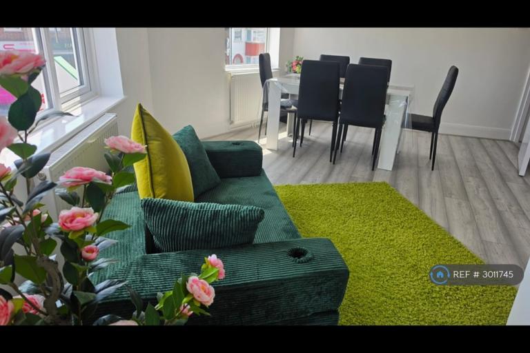 2 bedroom flat in Gidea Park, Romford, RM2 (2 bed) (#3011745)