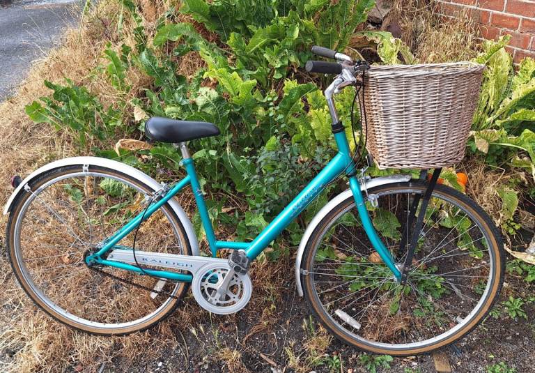 Ladies Raleigh Chiltern hybrid townbike 