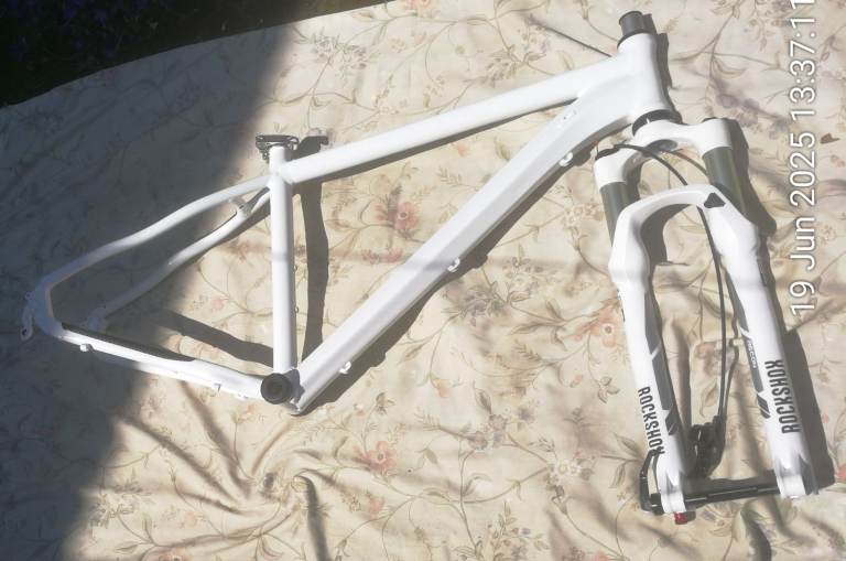 Cannondale trek 26 alloy frame + Rockshox 650B remote lockout forks 