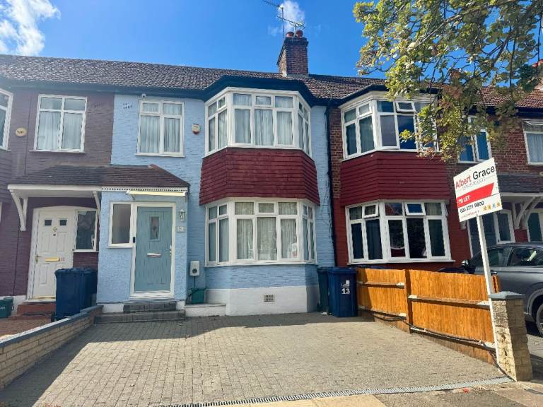 4 Bedroom 2 Receptions 1 Bathroom - Brentmead Gardens, London NW10 7DT