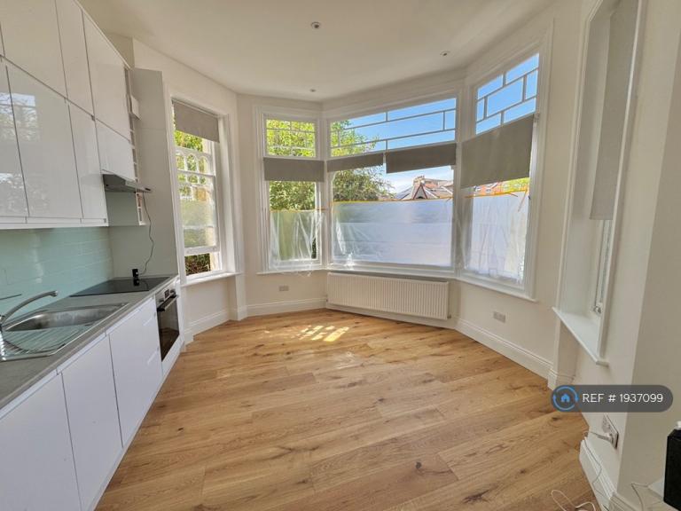 1 bedroom flat in Tetherdown, London, N10 (1 bed) (#1937099)