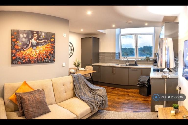 2 bedroom flat in Wakefield Road, Huddersfield, HD5 (2 bed) (#2838316)