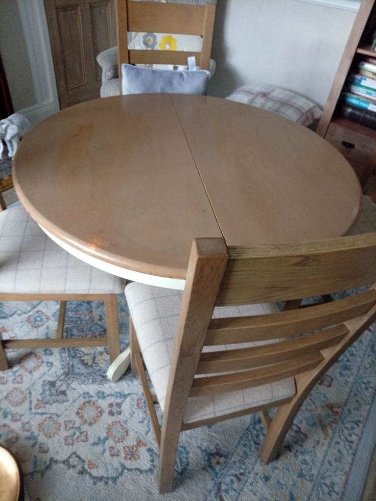 Free extending table and 4 chairs