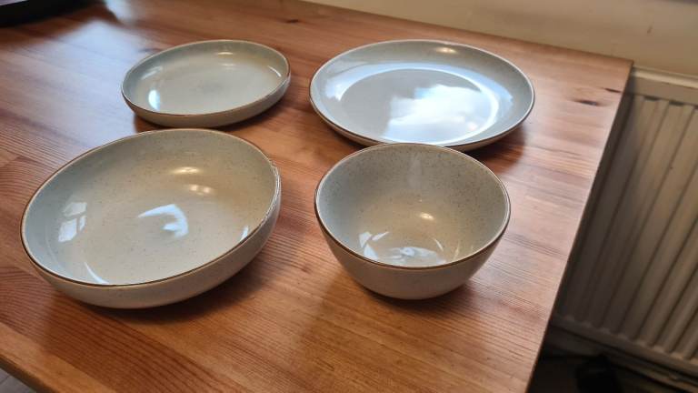 30x Pieces, Dinner Plates + Bowls 