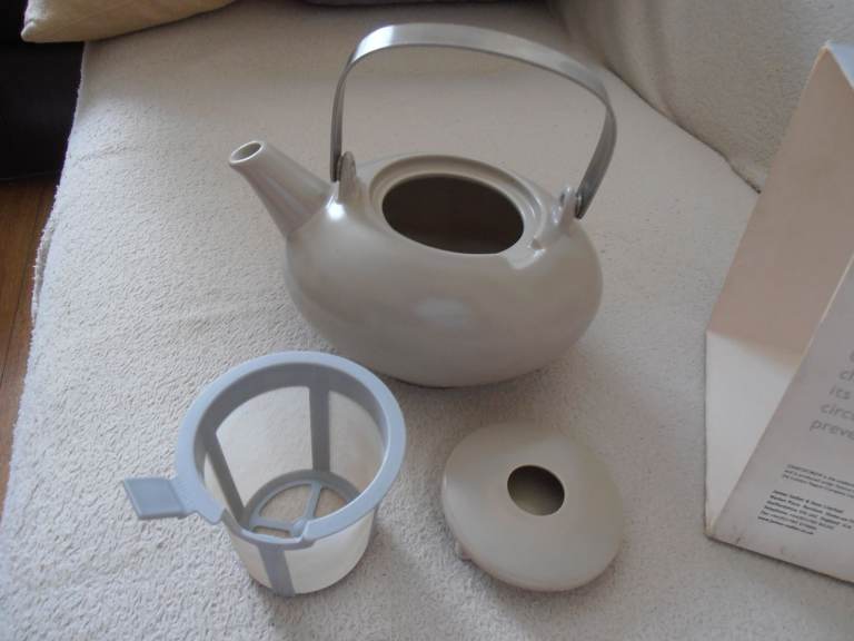   NEW ---  Ceramic  TYPHOO  Tee pot   with removable filter,