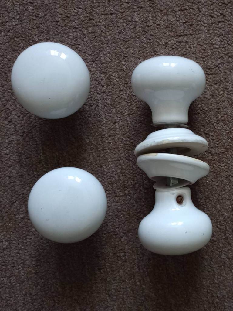 House clearance! Vintage Porcelain 4 Door Knobs and 6 Keyhole Covers in good condition