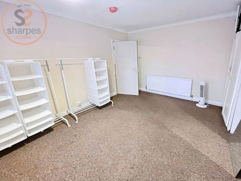 1 bedroom in Room 2, Beddington Lane, Croydon, Greater London