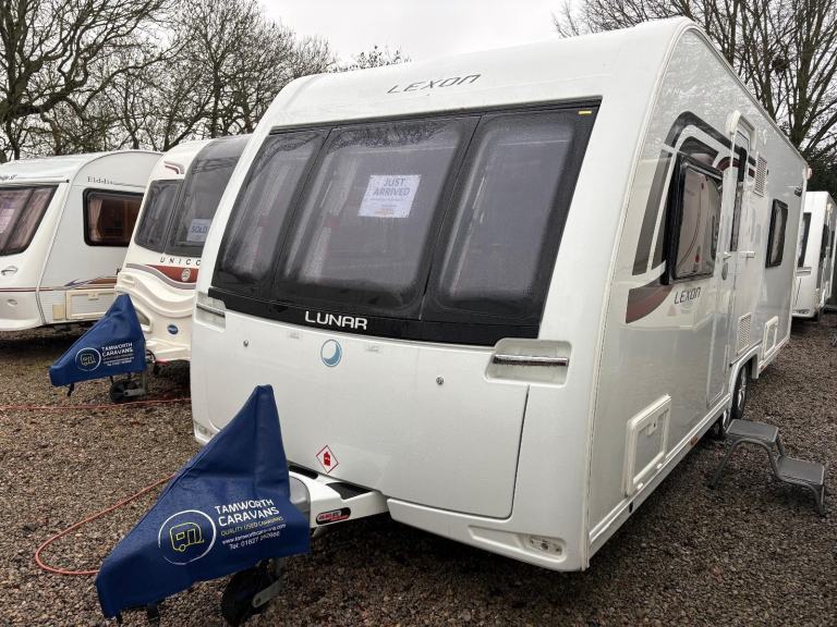 LUNAR LEXON 640 - TWIN AXLE - FIXED SINGLE BEDS + END WASHROOM + MOTORMOVER