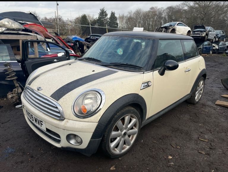 Mini Cooper 1.6 diesel 2009 white BREAKING FOR PARTS 