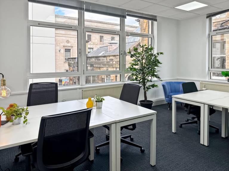 Edinburgh - EH2 2ER \ Private Office Rental with a 5-Desk Setup
