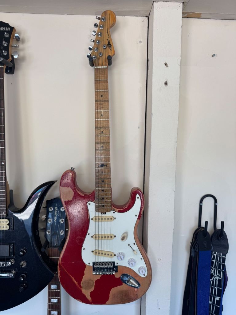 Marlin Slammer Distressed Strat Shape Style Electric Guitar Red  4/4 Retro? 80s
