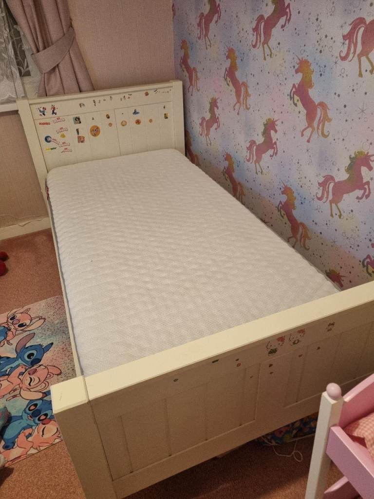 White single wooden bed