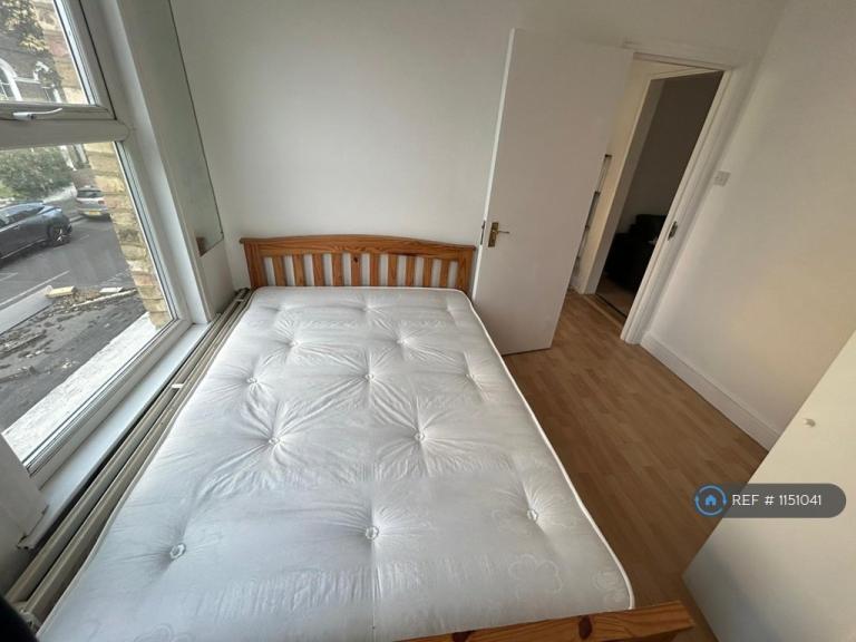 1 bedroom flat in Dalyell Road, Brixton, SW9 (1 bed) (#1151041)