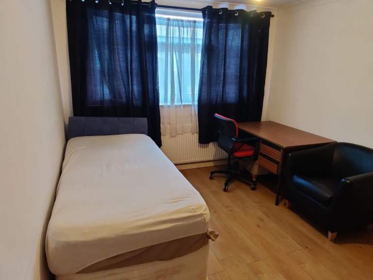 Spacious & Cosy Double Room For Rent AT IG4 5JY