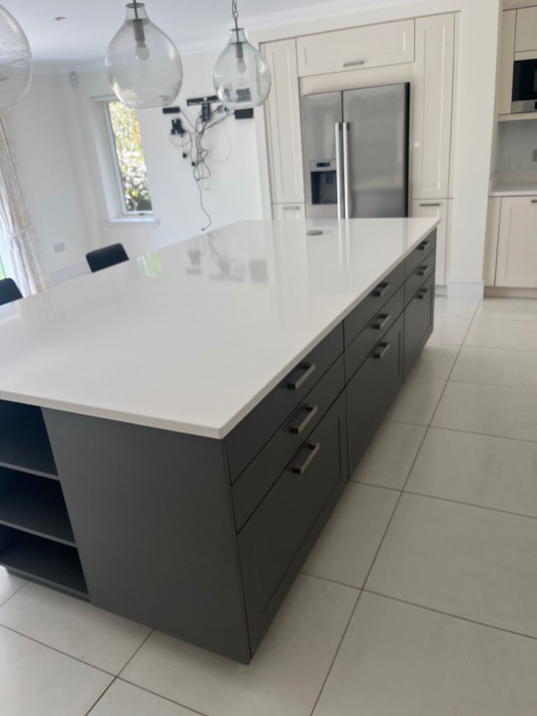 Modern Kitchen Units & Island – As New, Ready for New Home