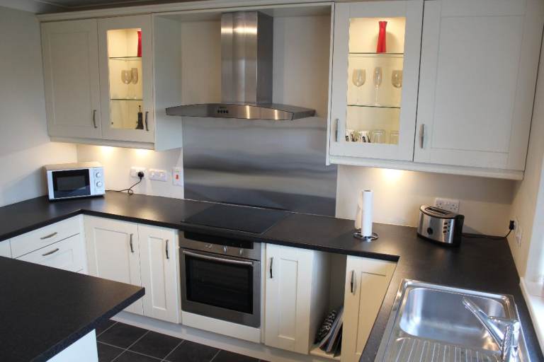 Executive Studio Flat in Private Rd with Garage