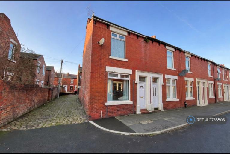 1 bedroom flat in Tomlinson Road, Ashton-On-Ribble, Preston, PR2 (1 bed) (#2768505)