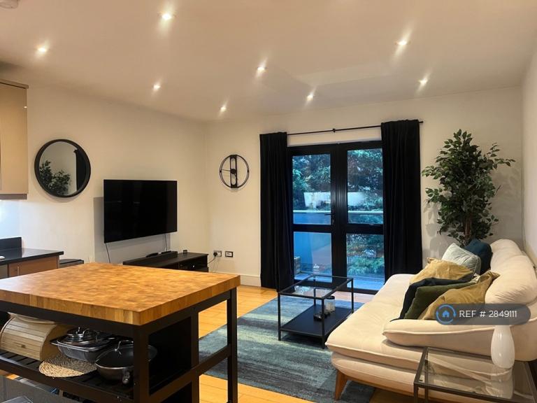 2 bedroom flat in Albert Road, Buckhurst Hill, IG9 (2 bed) (#2849111)