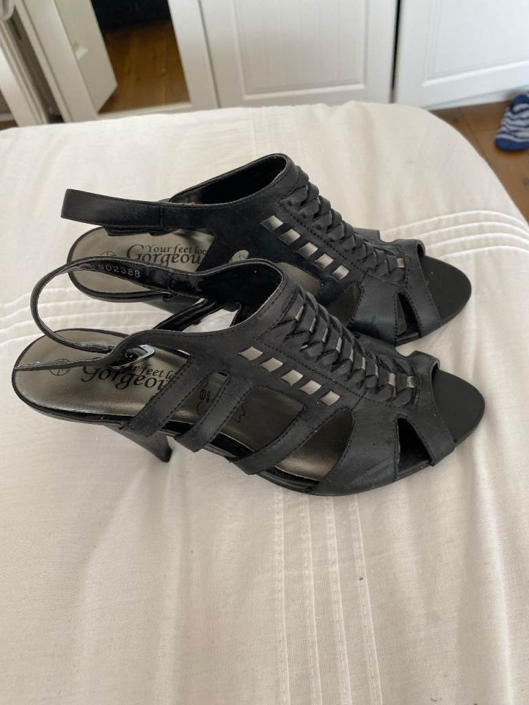 Ladies black Sandals (39) size 6 very good condition