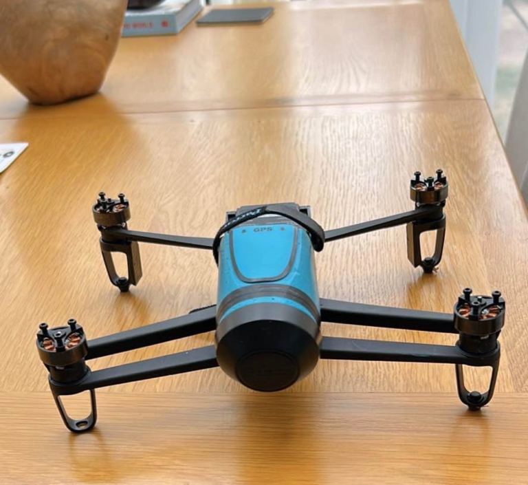 Parrot BeBop 1.      2 battery’s sky control and. Charger    Full manual and case