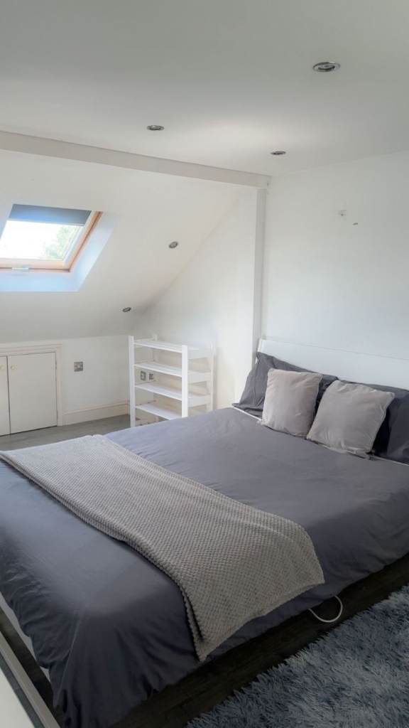 NEAT ENSUITE DOUBLE ROOM IN CHINGFORD , E4 8JT FOR £941pcm.. Professional ONLY! (AVAILABLE NOW)