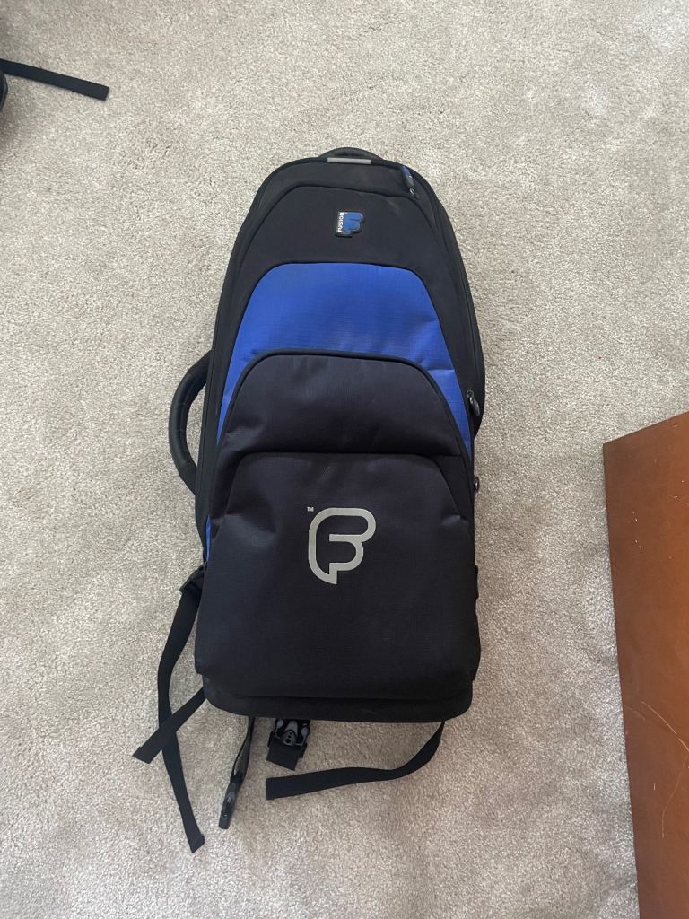 Alto saxophone case with stand 