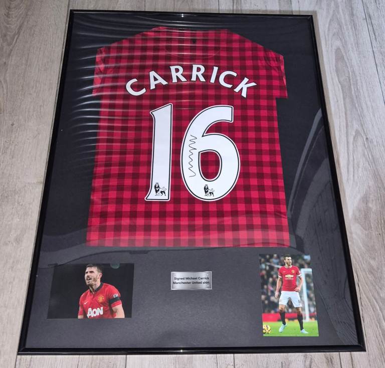 Signed football shirt. Michael Carrick signed Manchester United shirt in frame with proof and COA 