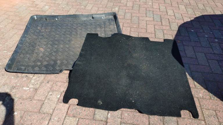 Plastic boot liner and inset carpet BMW 5 series touring (F11)