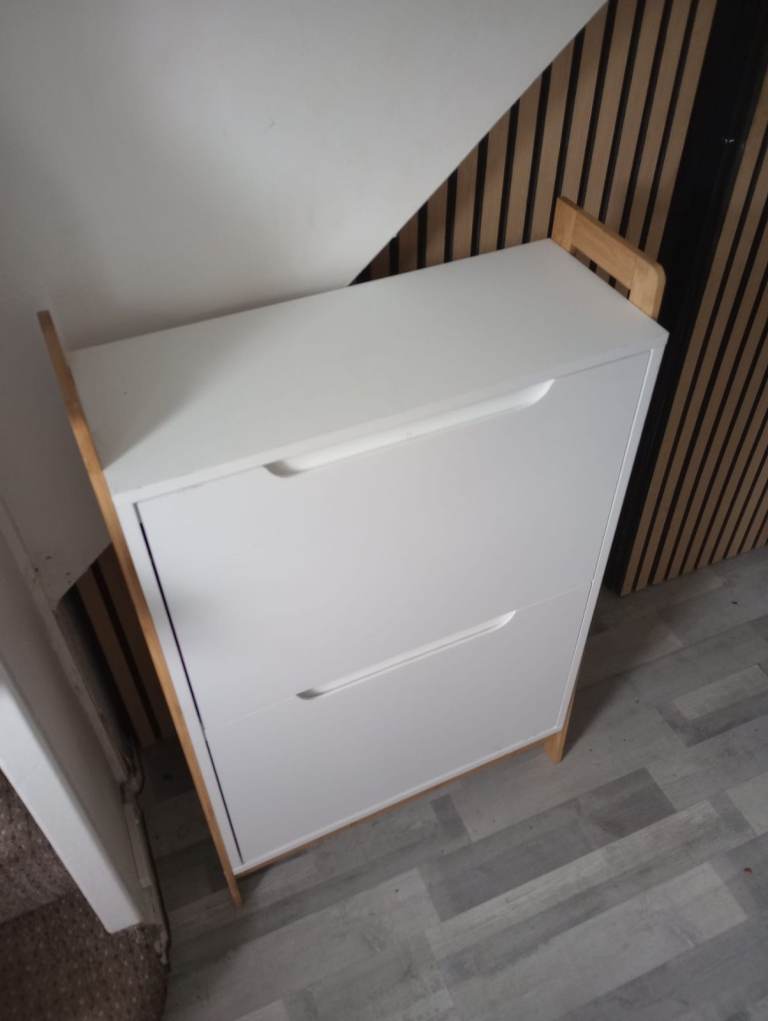 Stylish handleless shoe rack in excellent condition (white with wood) 