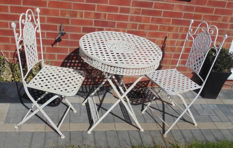 (#1040) garden metal folding bistro  table and 2 chairs   (Pick up only, Dy4 area)