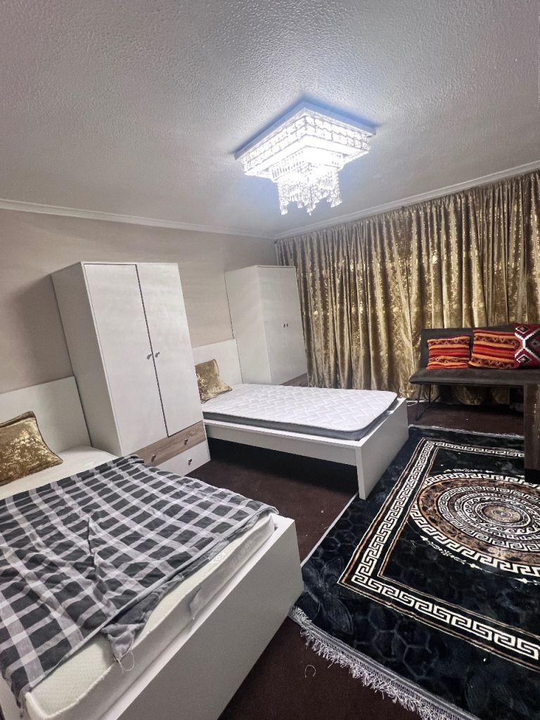 Spacious King Size Twin Room available for rent in Mitcham 