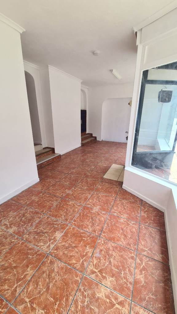 Ground floor shop to rent