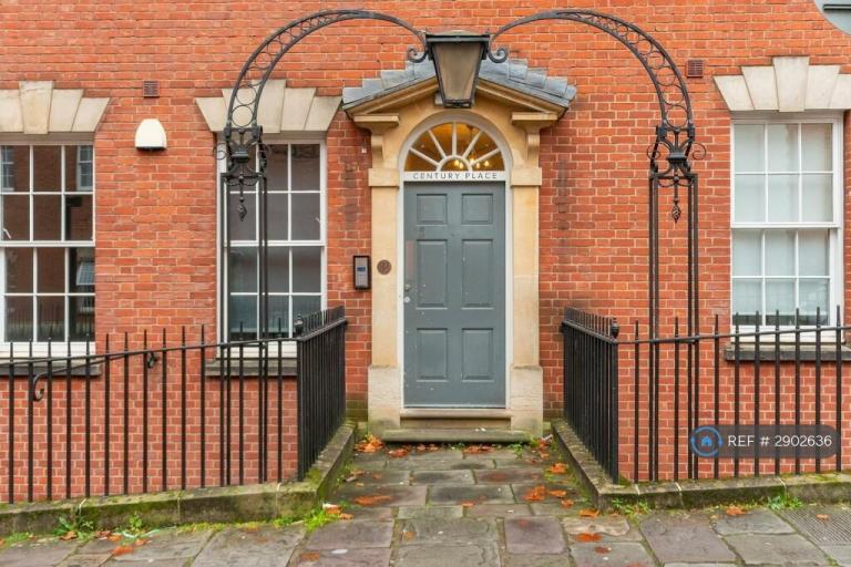 1 bedroom flat in Century Place, Bristol, BS2 (1 bed) (#2902636)