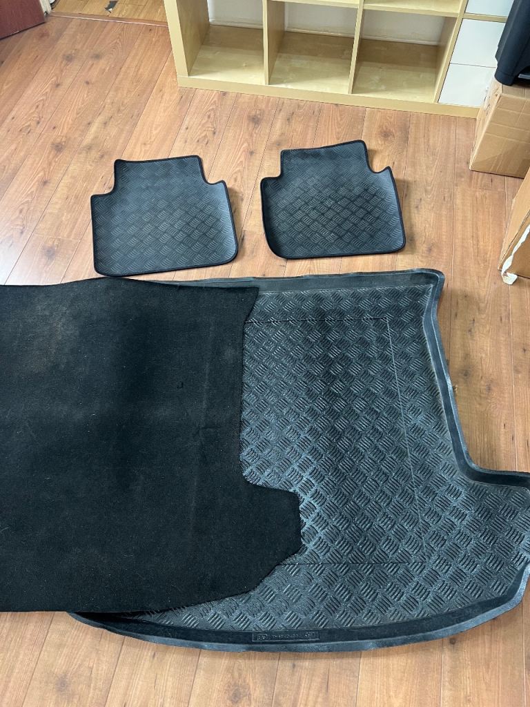 Rear Skoda Kodiaq boot liner and passenger floor mats