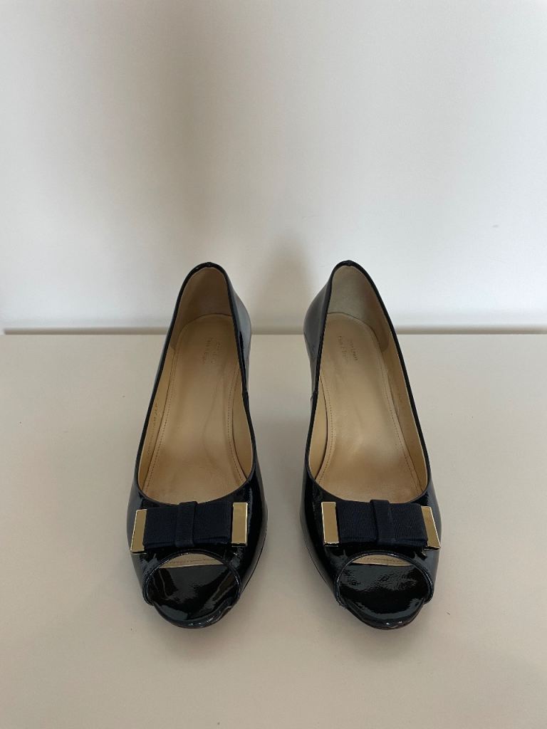 Sling back, open toed patent leather court shoes in Navy.